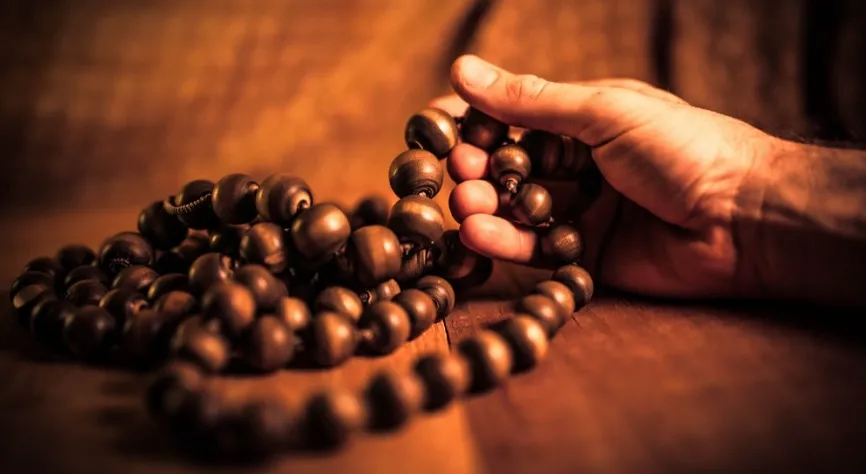 Trì tụng: Đây là phương pháp phổ biến nhất. Bạn có thể đọc thành tiếng hoặc đọc thầm