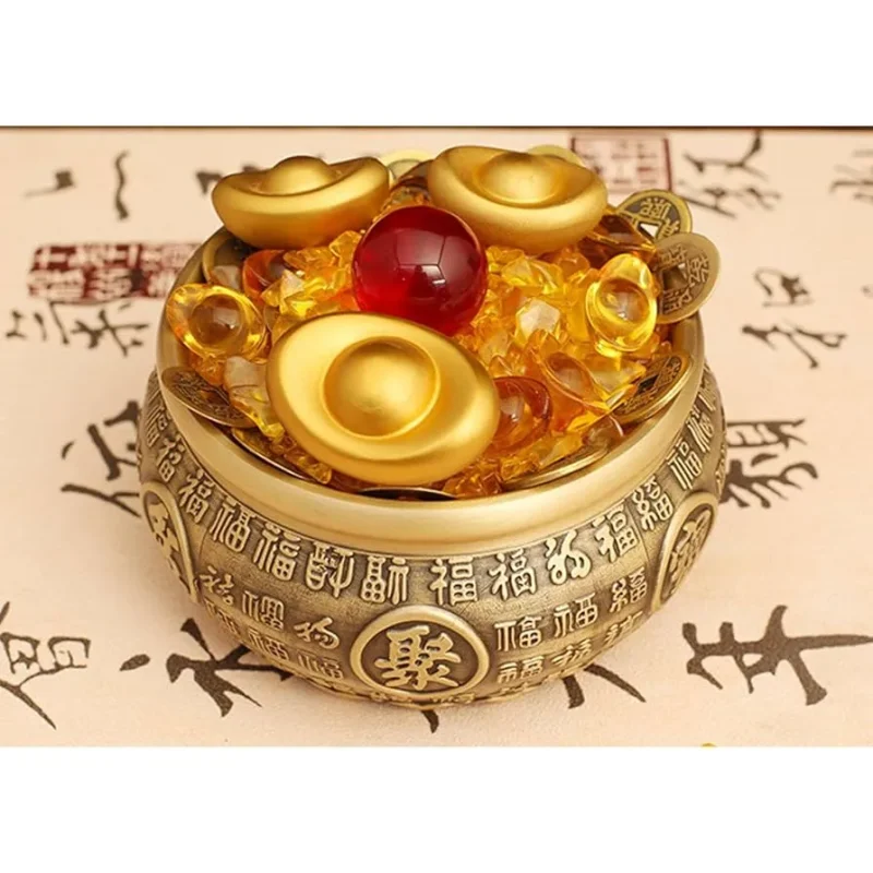 Bên trong Bát Tụ Bảo có thể chứa đồ phong thủy như nén vàng, đồng xu cổ, đĩnh bạc, hoặc các mảnh đá quý như thạch anh, ngọc. Ngoài ra, một số người còn đặt các vật phẩm mang ý nghĩa trí tuệ và may mắn như sách, tràng hạt, ngọc như ý để cầu mong sự sáng suốt, học hành tiến bộ và cuộc sống có lý tưởng cao đẹp.