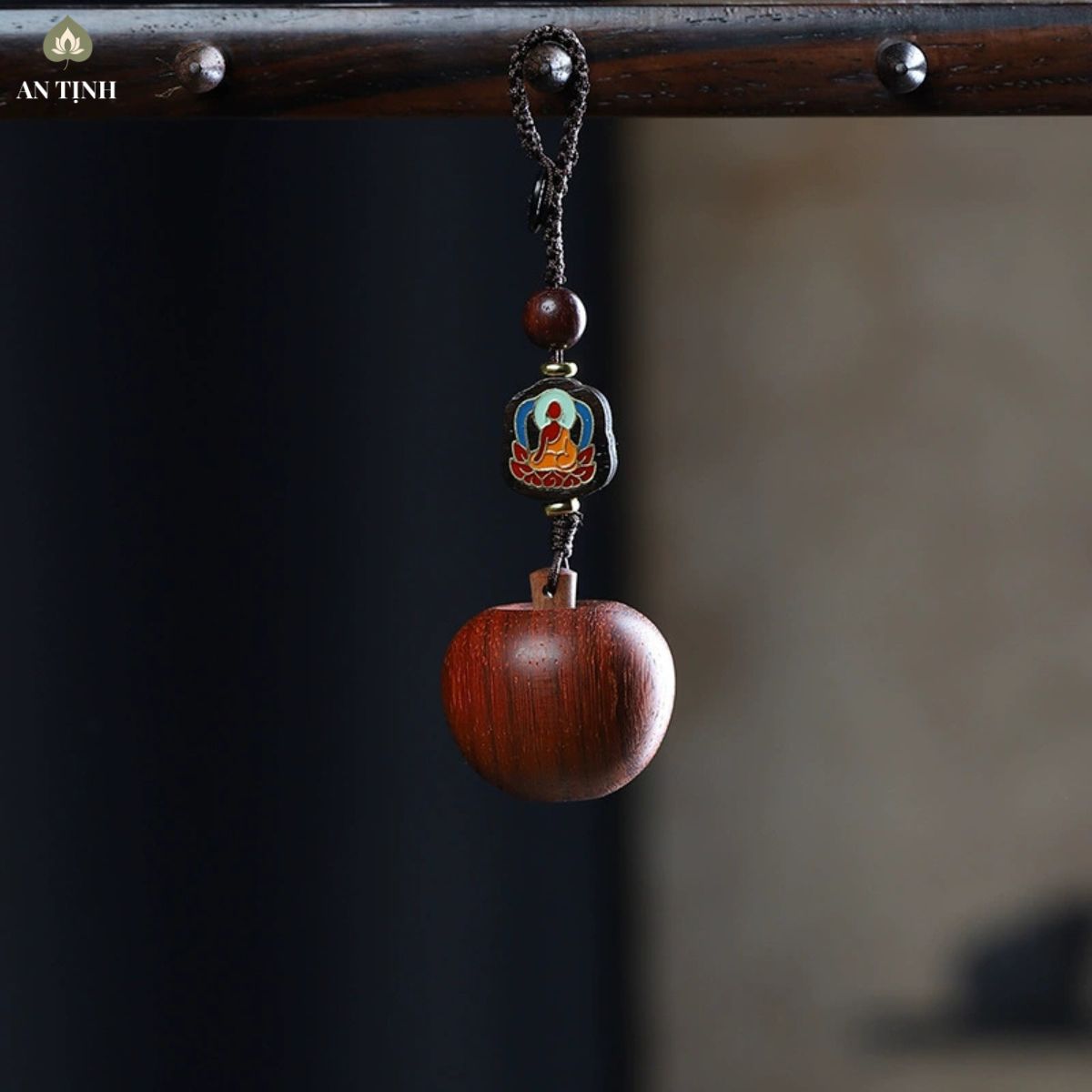Móc Khóa Quả Táo Gỗ Đàn Hương