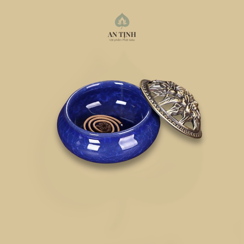 Để đốt trầm vòng (nụ trầm), bạn dùng bật lửa đốt cháy nhẹ phần đỉnh nụ trong khoảng 5-10 giây, thổi tắt lửa rồi đặt vào đĩa đốt hoặc thác khói chuyên dụng, để khói trầm lan tỏa nhẹ nhàng, tạo không khí thư giãn, an toàn hơn so với các loại trầm khác.