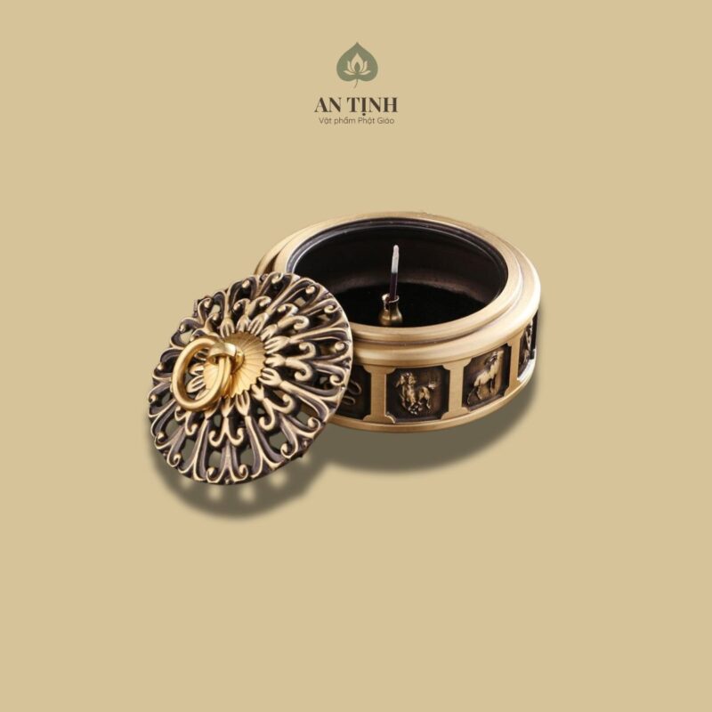 Để đốt trầm hương nụ, bạn châm lửa vào đỉnh nụ trong 5-10 giây, thổi nhẹ cho tắt lửa tạo tàn đỏ, rồi đặt vào đĩa đốt hoặc thác khói chuyên dụng để khói trầm tỏa hương thơm từ từ, tránh gió và nhiệt độ cao để đảm bảo an toàn và hiệu quả.