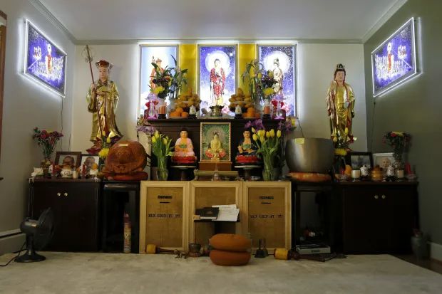 Không gian khai quang vòng trầm hương cần yên tĩnh, sạch sẽ, trang nghiêm (như bàn thờ gia tiên, phòng thờ) để tăng linh khí. Quy trình nên thực hiện vào ban ngày, tốt nhất là khi ánh sáng năng lượng cao, tuyệt đối tránh nơi ẩm ướt, ô uế (nhà vệ sinh) để đảm bảo tác dụng phong thủy